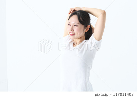 ストレッチをしている20代の女性 ストレッチをしている20代の女性 117811408
