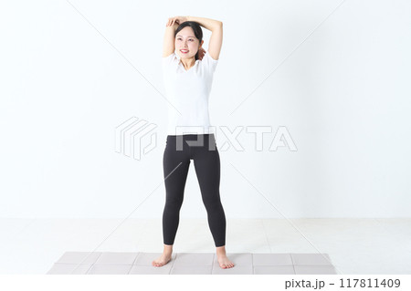 ストレッチをしている20代の女性 117811409