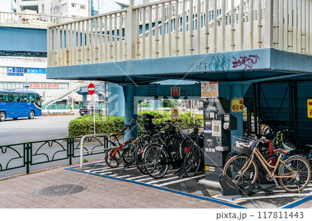 歩道橋の下の自転車置き場 117811443