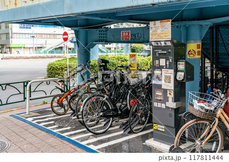 歩道橋の下の自転車置き場 117811444