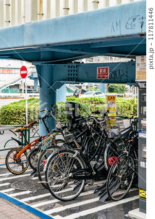 歩道橋の下の自転車置き場 117811446