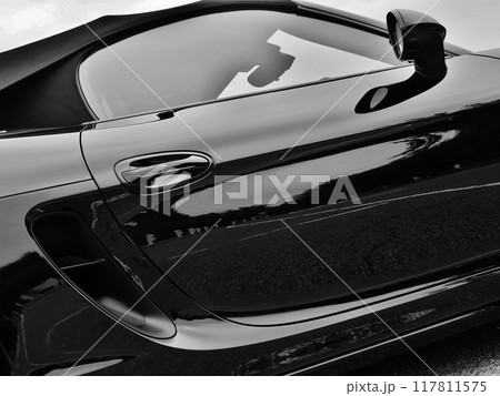 黒いツヤツヤのスポーツカー 黒いツヤツヤのスポーツカー 117811575