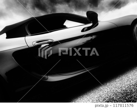 黒いツヤツヤのスポーツカー 117811576