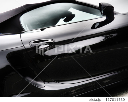 黒いツヤツヤのスポーツカー 黒いツヤツヤのスポーツカー 117811580