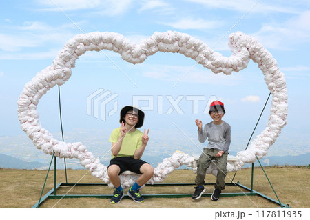 白い雲のようなフォトフレームに座っているハーフの男の子2人 117811935