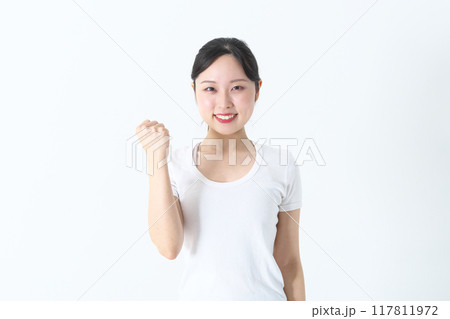 ガッツポーズをする20代の女性 ガッツポーズをする20代の女性 117811972