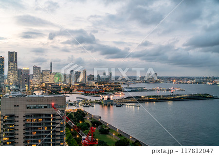 【神奈川県】夏の夕暮れの横浜ベイエリア 117812047