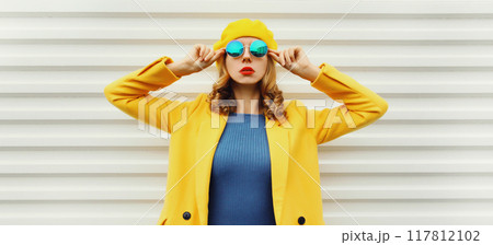 Autumn portrait of beautiful trendy young woman in yellow french beret hat, stylish girl posing 117812102