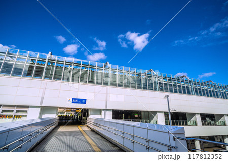 日本の横浜都市景観　8月。SOTETSU　星川駅 南口などを望む＝令和6年8月24日 117812352