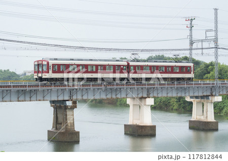 【山田線】雨の櫛田川を渡る普通列車 117812844