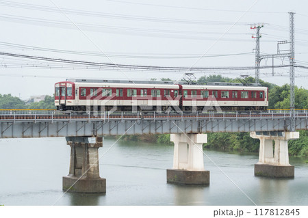 【山田線】雨の櫛田川を渡る普通列車 117812845