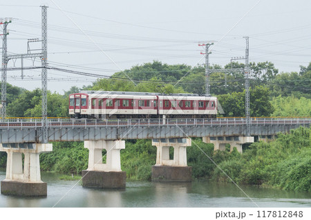 【山田線】雨の櫛田川を渡る普通列車 117812848
