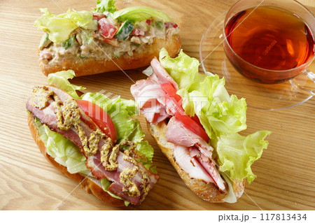 フランスパンのサンドイッチ フランスパンのサンドイッチ 117813434