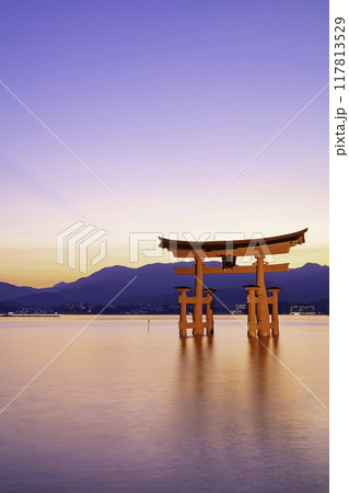 日本三景のひとつである嚴島神社の大鳥居(広島県廿日市市宮島町) 日本三景のひとつである嚴島神社の大鳥居(広島県廿日市市宮島町) 117813529