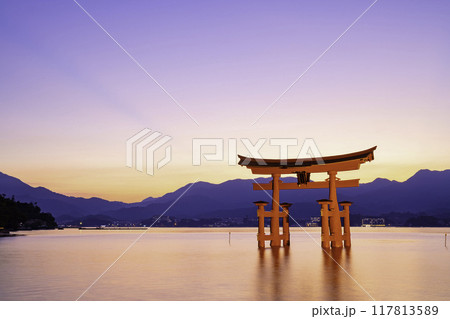 日本三景のひとつである嚴島神社の大鳥居（広島県廿日市市宮島町） 117813589
