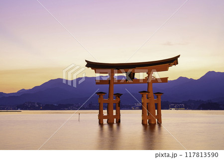 日本三景のひとつである嚴島神社の大鳥居（広島県廿日市市宮島町） 117813590