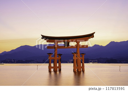 日本三景のひとつである嚴島神社の大鳥居（広島県廿日市市宮島町） 117813591