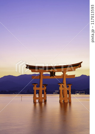 日本三景のひとつである嚴島神社の大鳥居（広島県廿日市市宮島町） 117813593