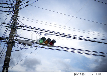 信号機 青信号 曇り空 シンプル イメージ 信号機 青信号 曇り空 シンプル イメージ 117814096