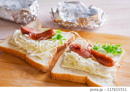 食パンでホットドッグ作り 117815551