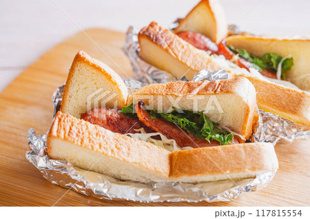 少しトーストした食パンのホットドッグ 少しトーストした食パンのホットドッグ 117815554