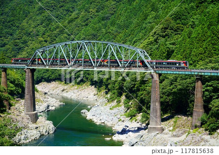 大歩危峡を走る2700系・特急南風 大歩危峡を走る2700系・特急南風 117815638