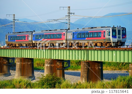 赤とステンレスが映える特急宇和海号の編成写真 117815641
