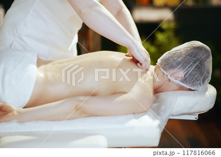 massage therapist in massage cabinet do massage therapy 117816066