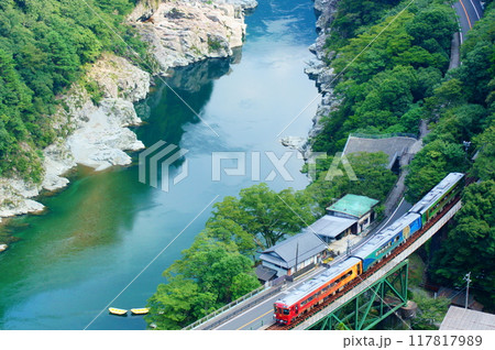 小歩危峡を走る四国まんなか千年ものがたり 117817989
