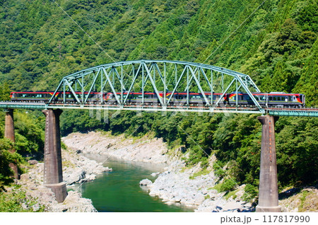 第二吉野川橋りょうを渡る2700系気動車・5両編成 第二吉野川橋りょうを渡る2700系気動車・5両編成 117817990