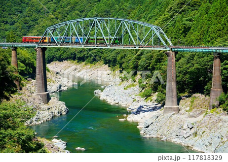 新緑の大歩危峡をゆっくりと走る四国まんなか千年ものがたり 新緑の大歩危峡をゆっくりと走る四国まんなか千年ものがたり 117818329