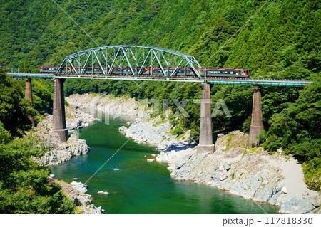 緑美しい大歩危峡を走る2700系・特急南風 117818330