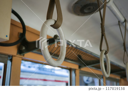 古い電車内の吊り革 古い電車内の吊り革 117819138