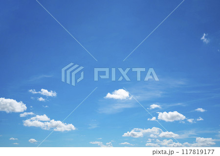 夏の青空と雲 117819177