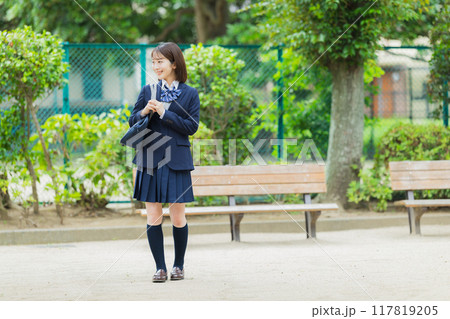公園の女子高生 公園の女子高生 117819205