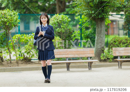 公園の女子高生 公園の女子高生 117819206