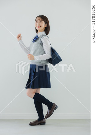 ガッツポーズをする女子高生　　 117819256