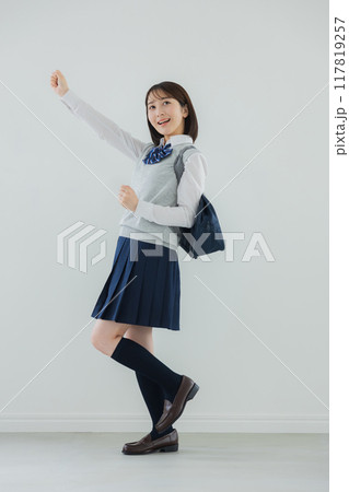 ガッツポーズをする女子高生   ガッツポーズをする女子高生   117819257