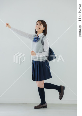 ガッツポーズをする女子高生　　 117819258