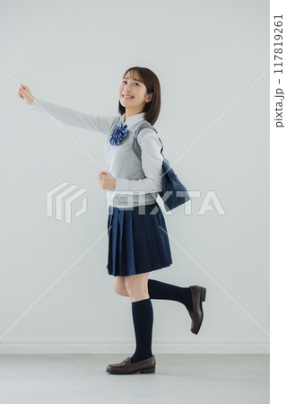 ガッツポーズをする女子高生　　 117819261