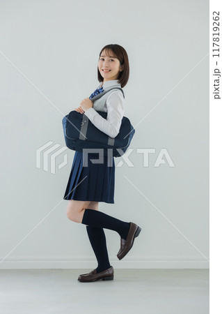 ガッツポーズをする女子高生　　 117819262