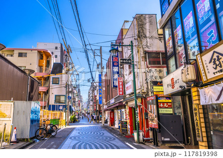 日本の横浜都市景観 桜木町駅 新南口からも直ぐ、野毛小路や野毛横丁などを望む 日本の横浜都市景観 桜木町駅 新南口からも直ぐ、野毛小路や野毛横丁などを望む 117819398