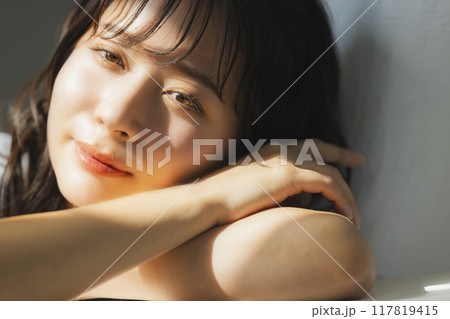 西陽の窓辺の女性 117819415