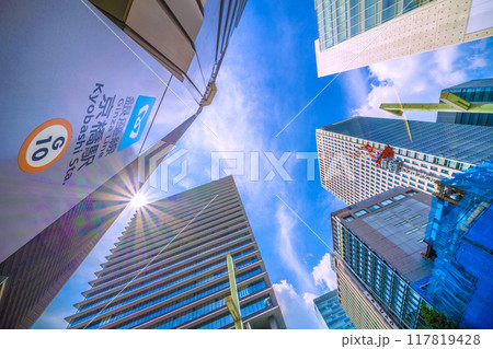 日本の東京都市景観　京橋駅や「京橋」交差点前のオフィスビルなどを望む（再開発…）＝8月11日 117819428