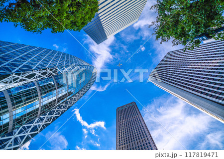 日本の東京都市景観 航空機や東京モード学園コクーンタワー、損保ジャパン…などを望む＝8月20日 117819471