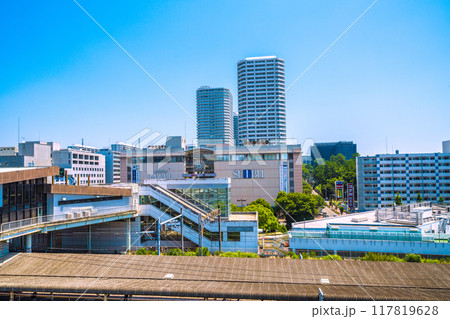 日本の横浜都市景観　7月。横浜市戸塚区の東戸塚駅前のオーロラシティや電車（湘南色）などを望む＝22日 117819628