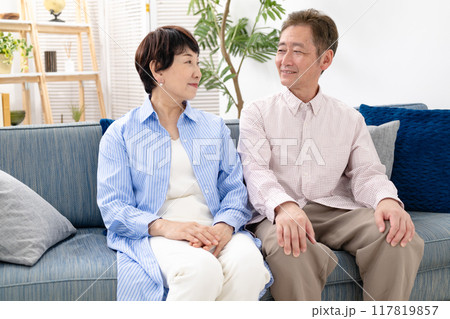 くつろぐシニア夫婦 117819857