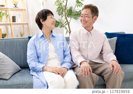 くつろぐシニア夫婦 117819858