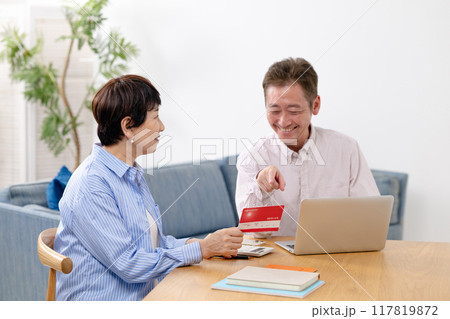 終活をするシニア夫婦 終活をするシニア夫婦 117819872