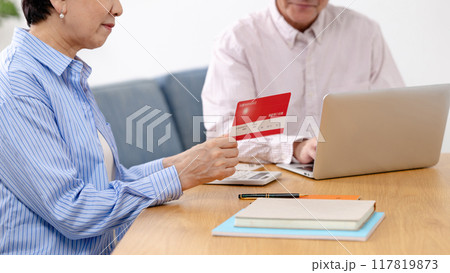 終活をするシニア夫婦　手元 117819873